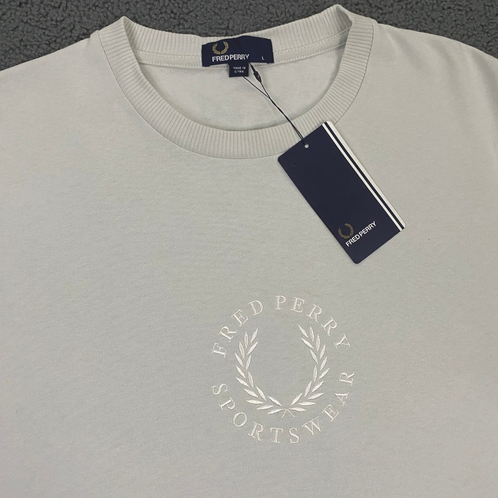 Fred Perry T-Shirt Mens Large Cement Gray Circular Embroidered Logo M5590 NWT